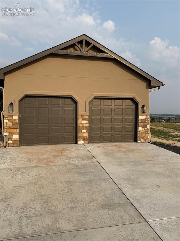 Image 42 of 43: Garage