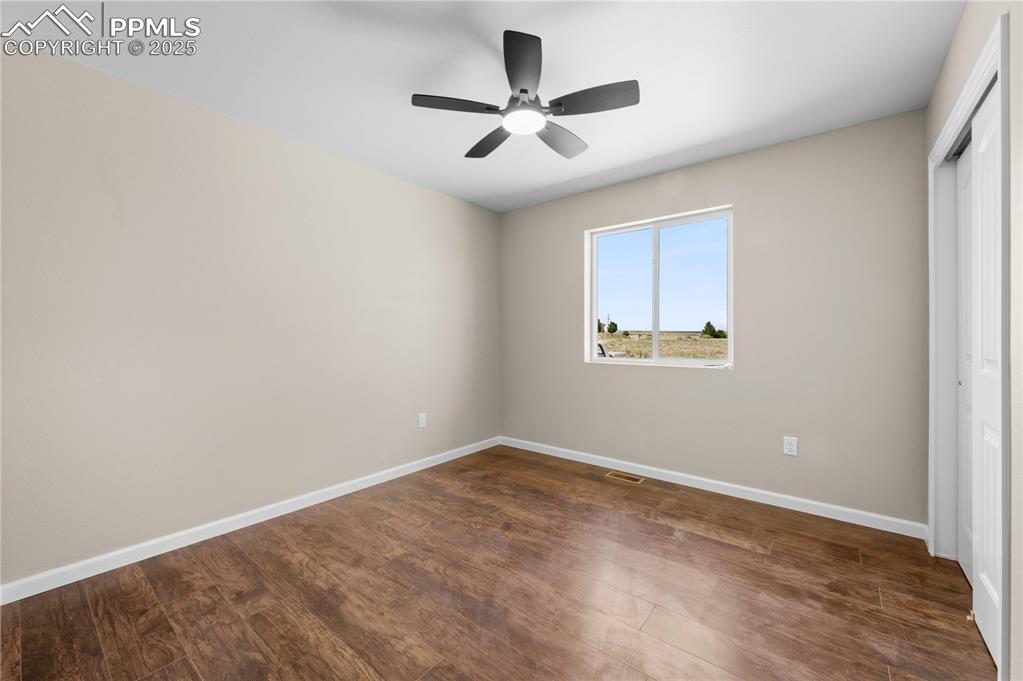 Image 12 of 27: Bedroom