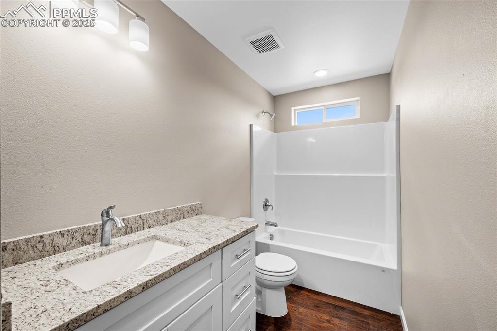 Image 15 of 27: Bathroom