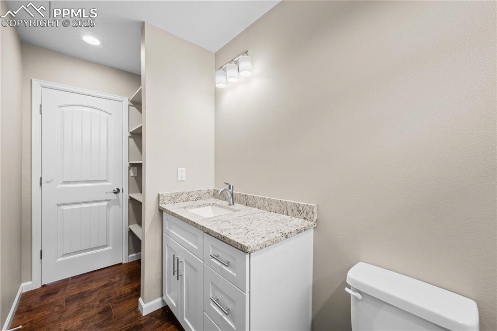 Image 16 of 27: Bathroom