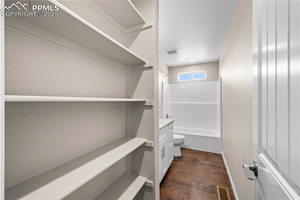 Image 19 of 27: Closet