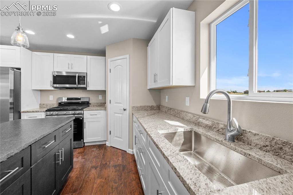 Image 5 of 27: Kitchen