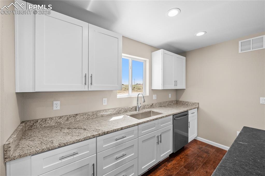 Image 7 of 27: Kitchen
