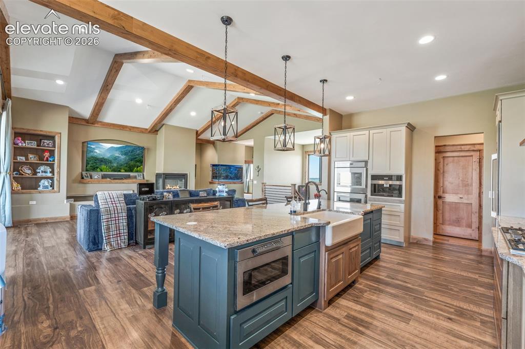 Image 12 of 50: Kitchen