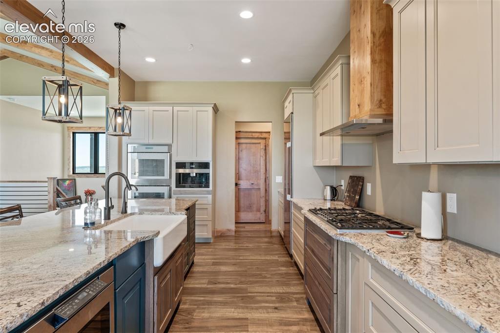 Image 13 of 50: Kitchen