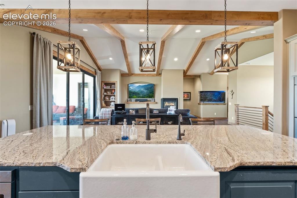 Image 14 of 50: Kitchen