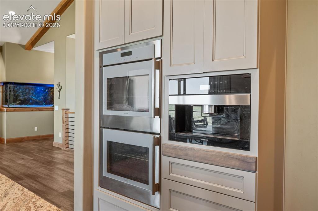 Image 15 of 50: Kitchen