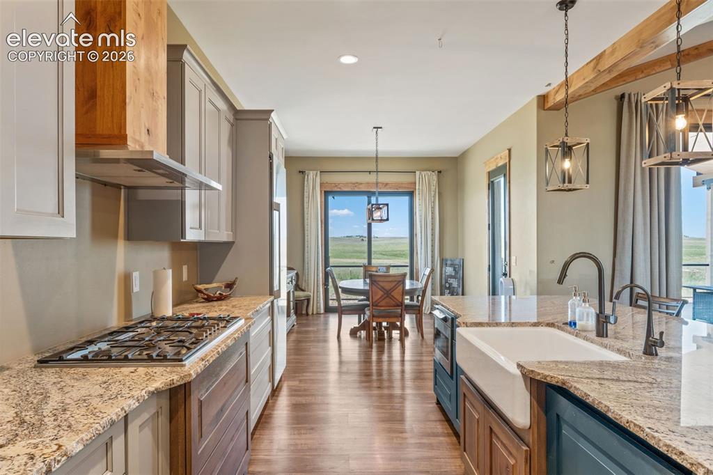 Image 16 of 50: Kitchen