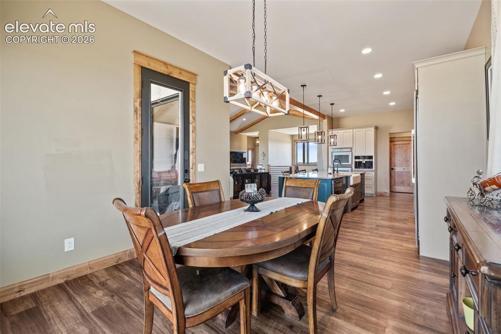 Image 18 of 50: Dining Area