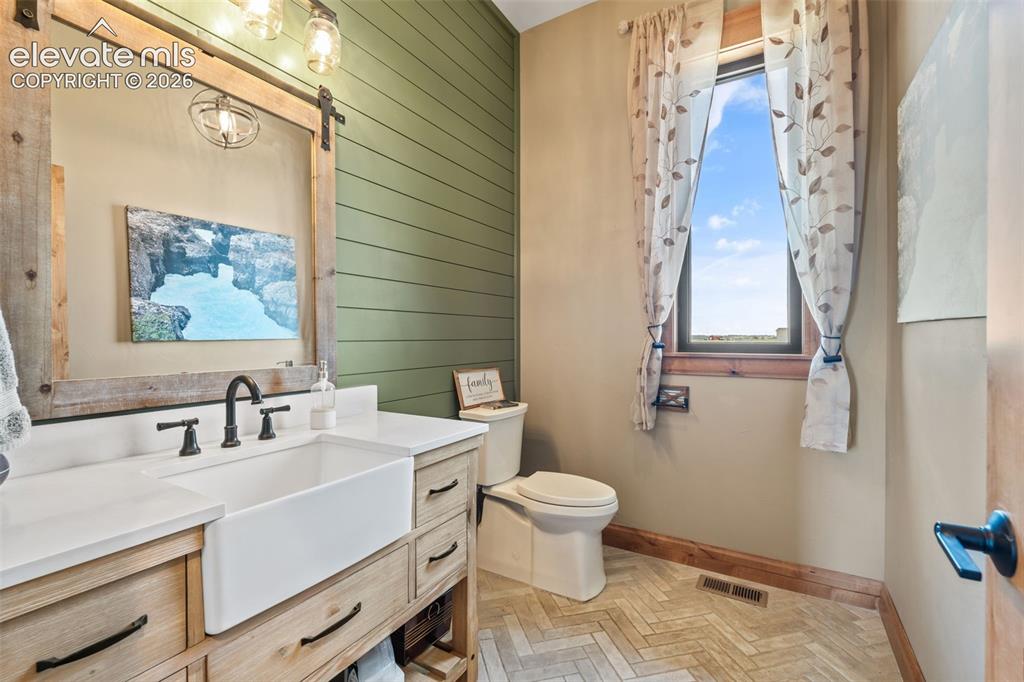 Image 19 of 50: Bathroom