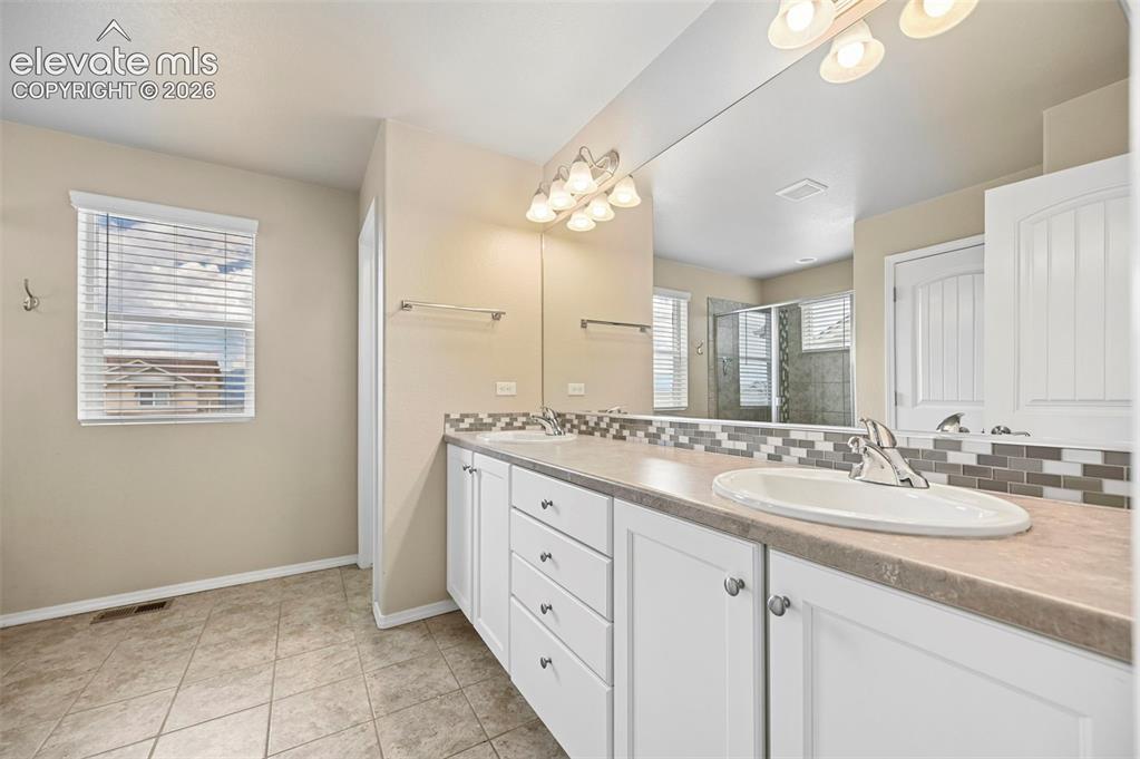 Image 12 of 49: Bathroom