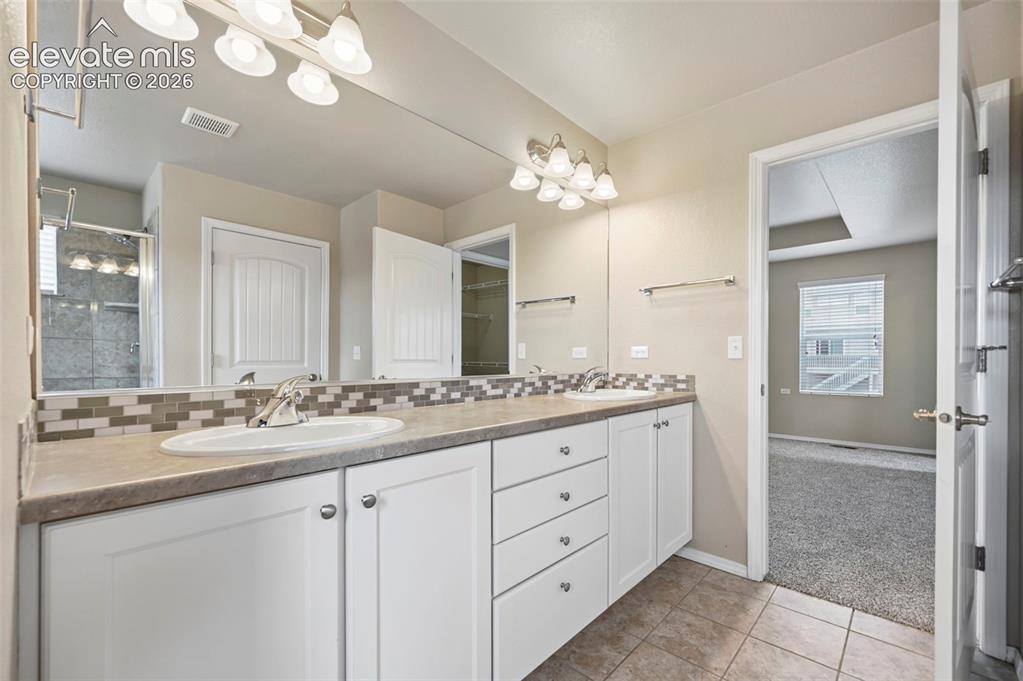 Image 14 of 49: Bathroom