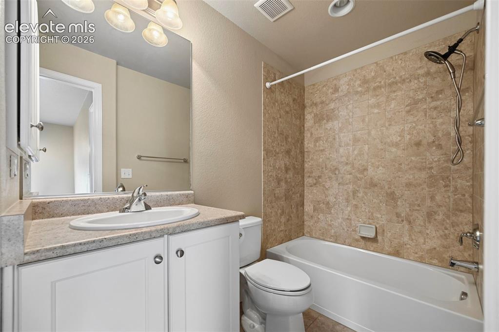 Image 33 of 49: Bathroom