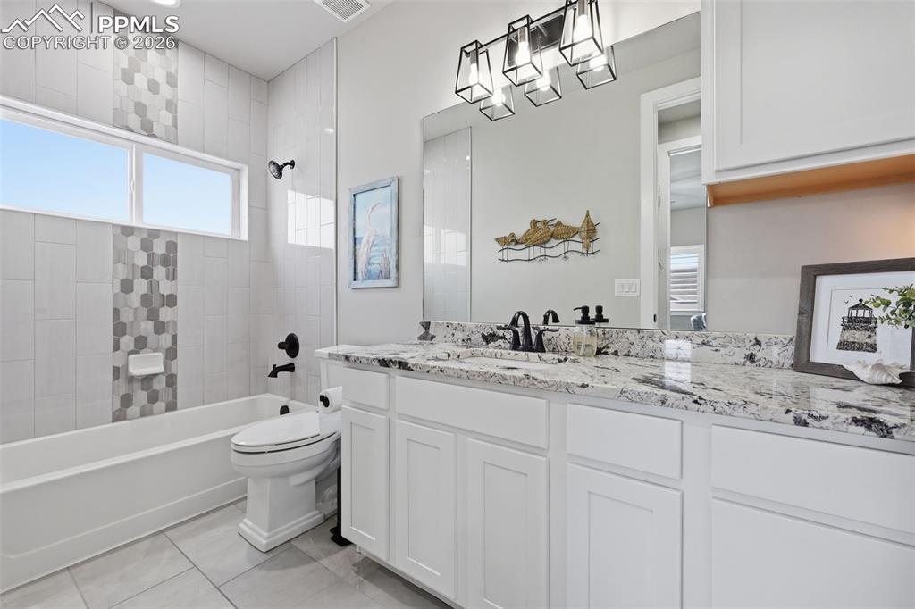 Image 21 of 36: Bathroom