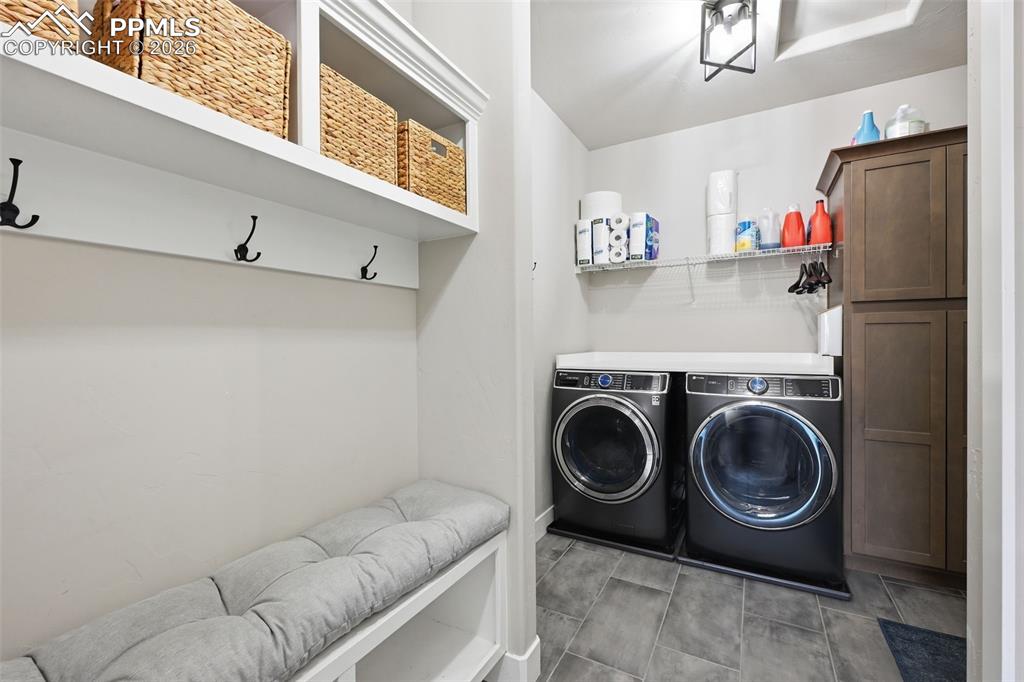 Image 32 of 36: Main level laundry/mudroom
