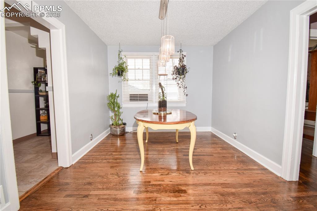 Image 13 of 49: Dining Area