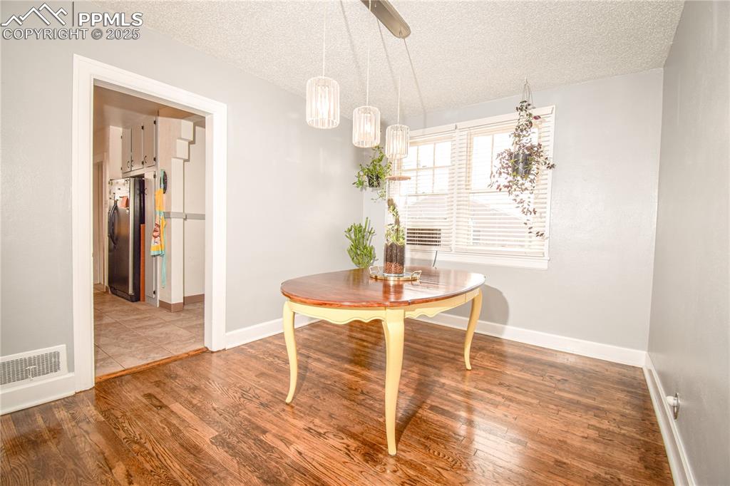Image 14 of 49: Dining Area