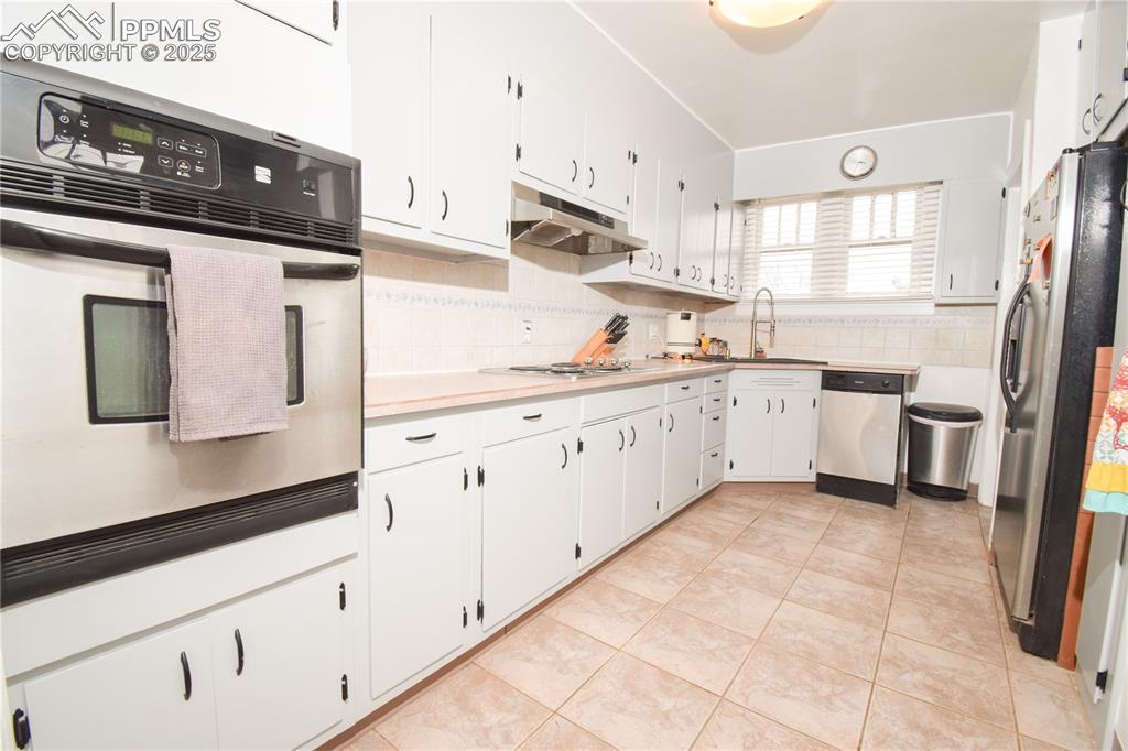 Image 15 of 49: Kitchen