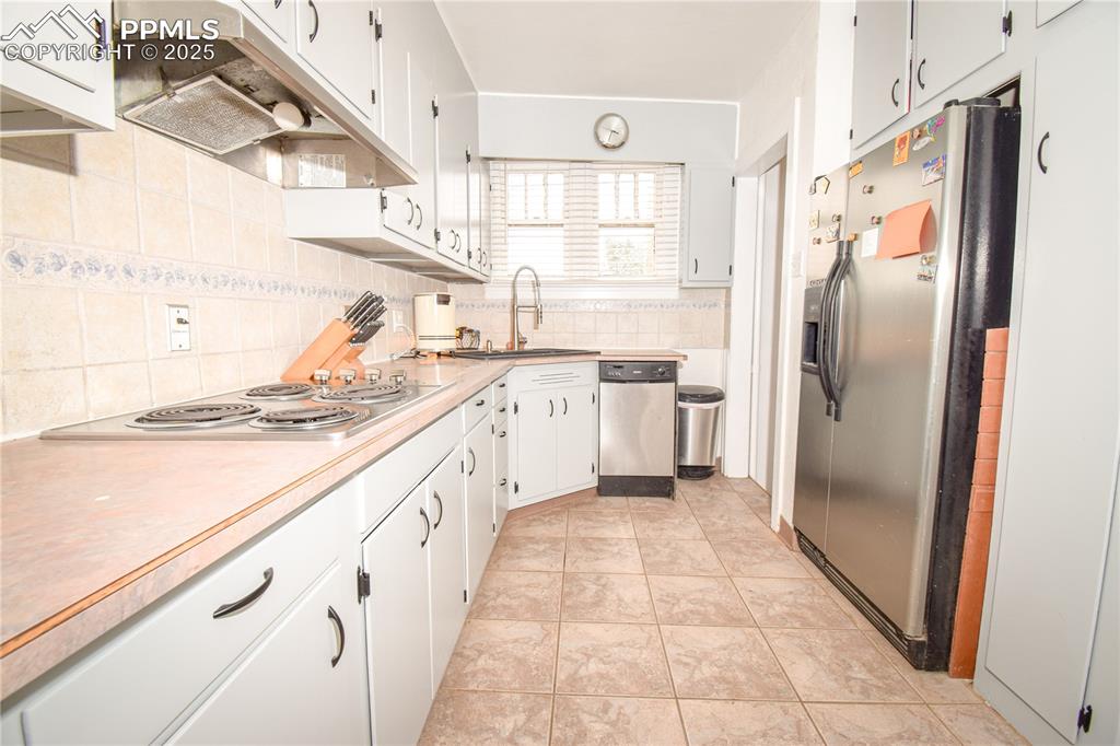 Image 16 of 49: Kitchen