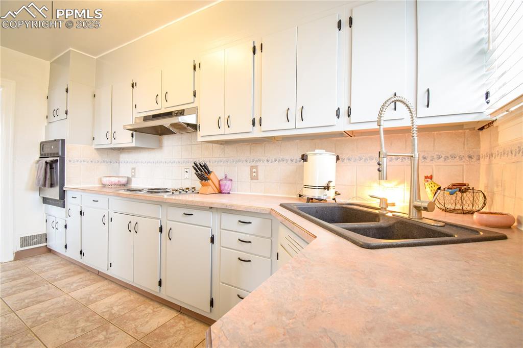 Image 17 of 49: Kitchen