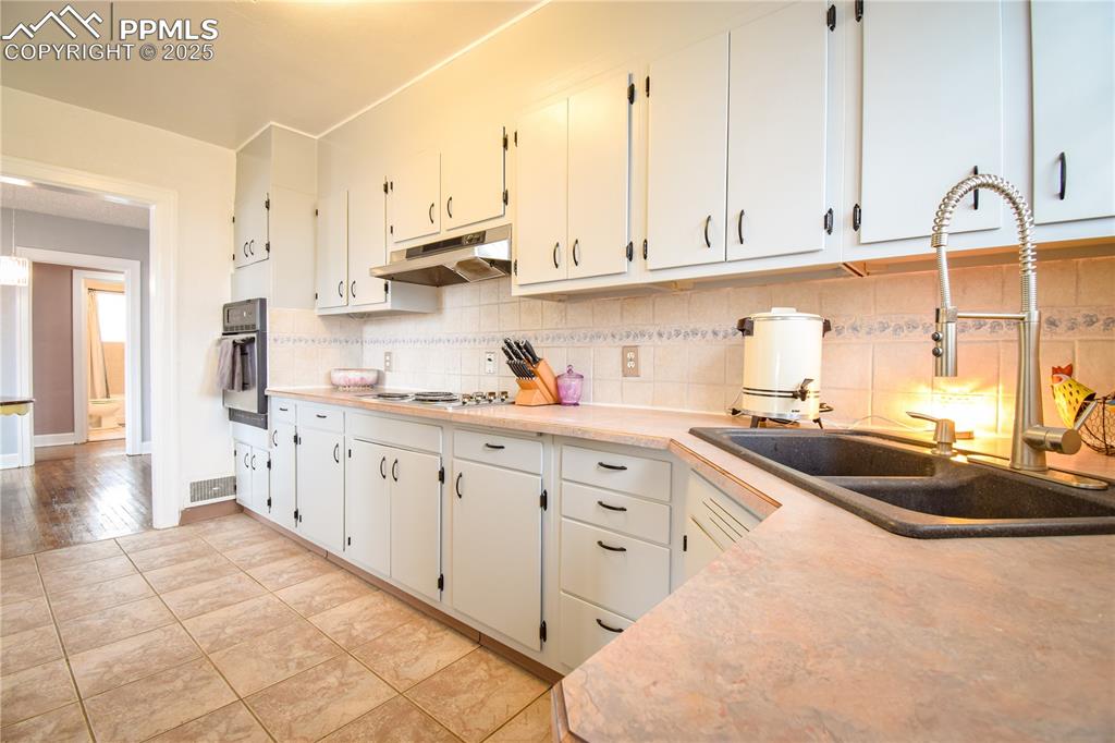 Image 18 of 49: Kitchen