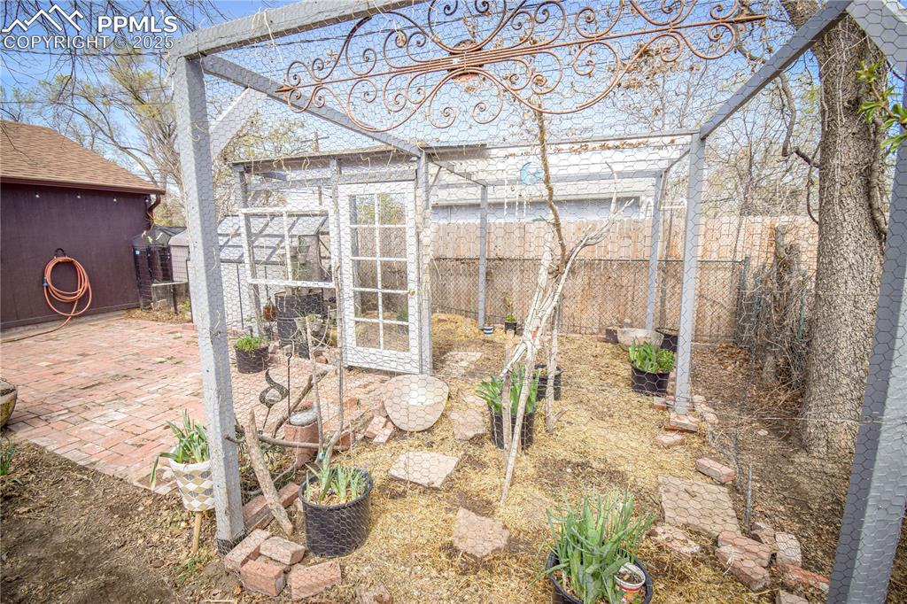 Image 45 of 49: Yard