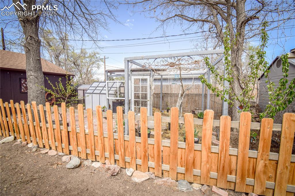 Image 46 of 49: Yard