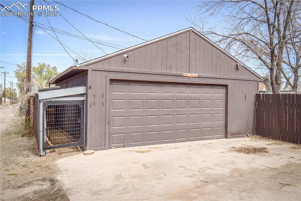 Image 47 of 49: Garage