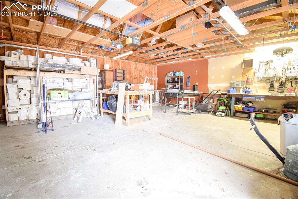 Image 48 of 49: Garage