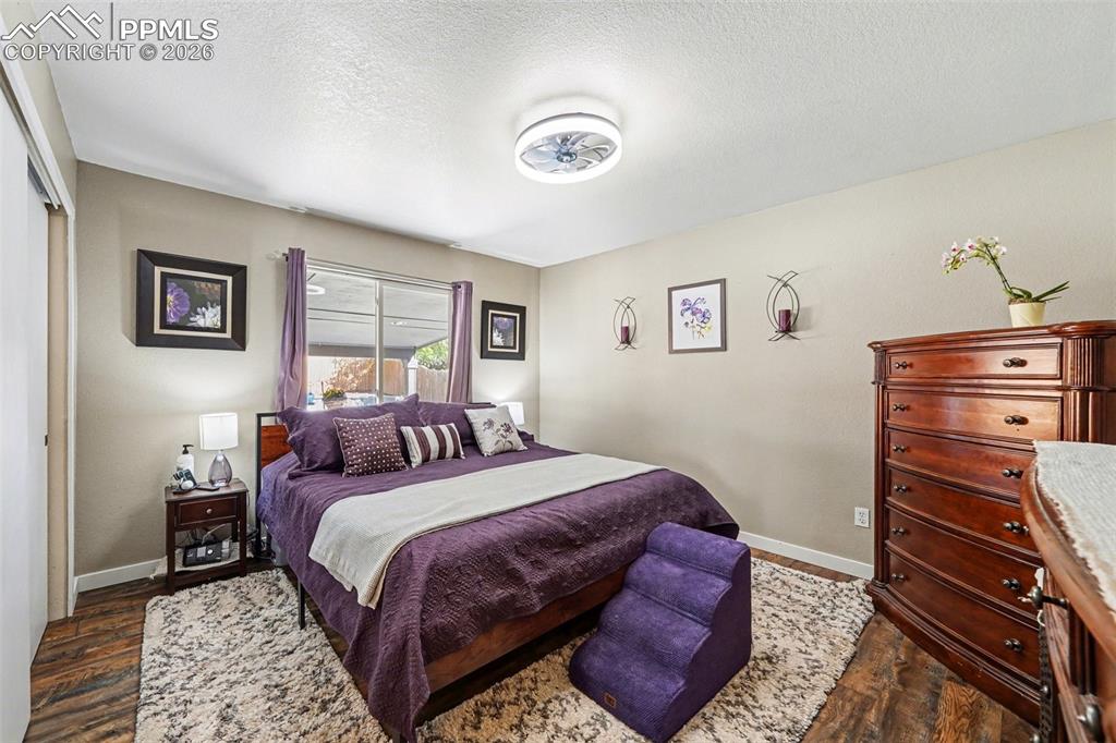 Image 11 of 23: Bedroom