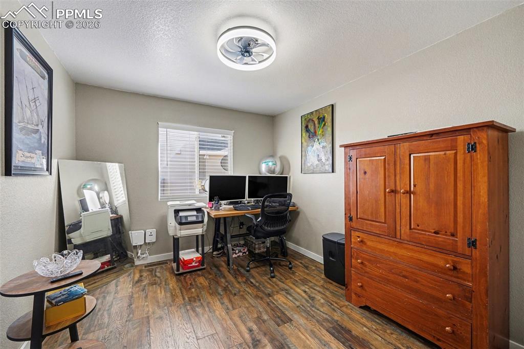 Image 15 of 23: Office