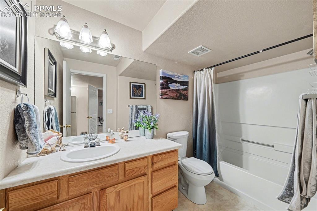 Image 16 of 23: Bathroom