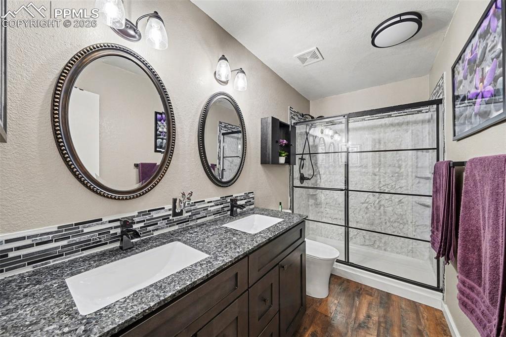 Image 17 of 23: Bathroom