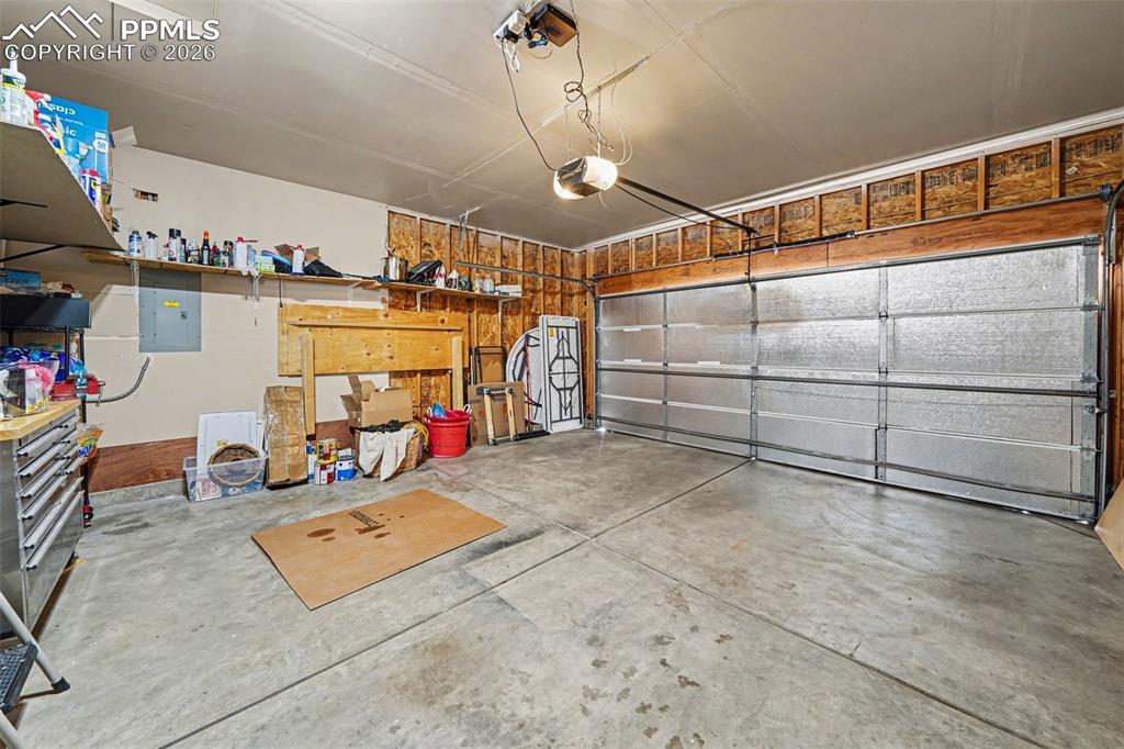 Image 19 of 23: Garage