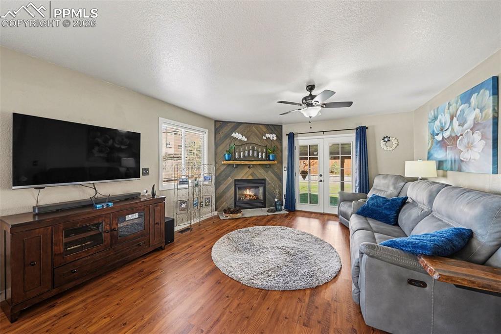 Image 3 of 23: Living Room