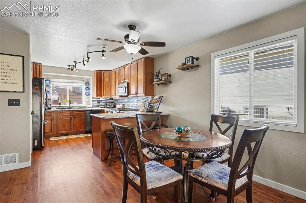 Image 5 of 23: Dining Area