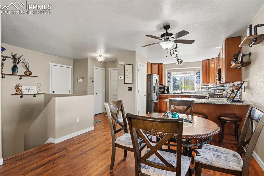 Image 6 of 23: Dining Area