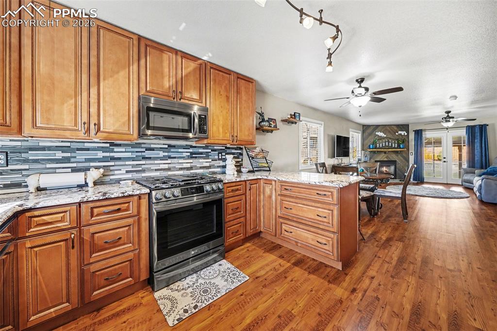 Image 7 of 23: Kitchen