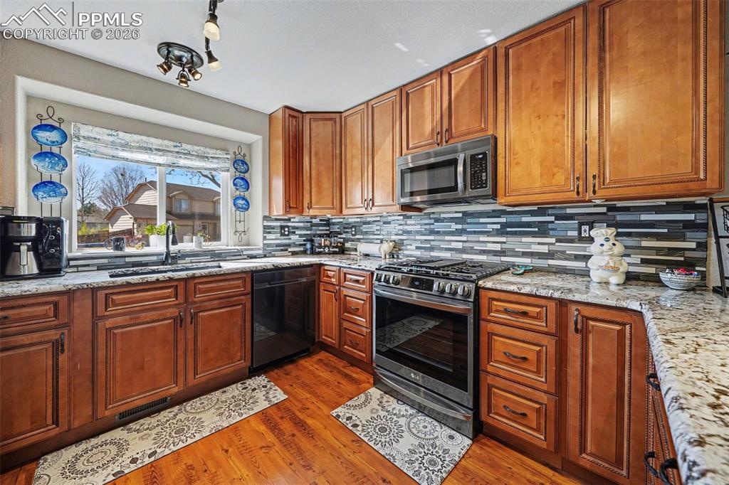 Image 8 of 23: Kitchen