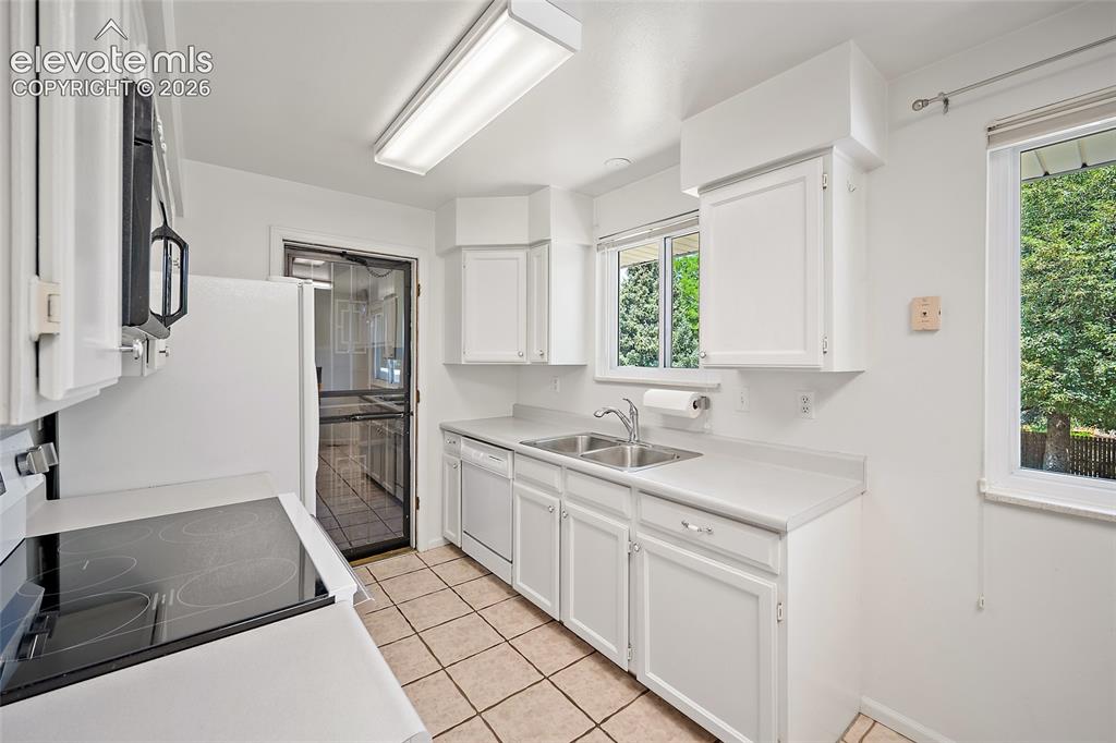 Image 11 of 48: Kitchen