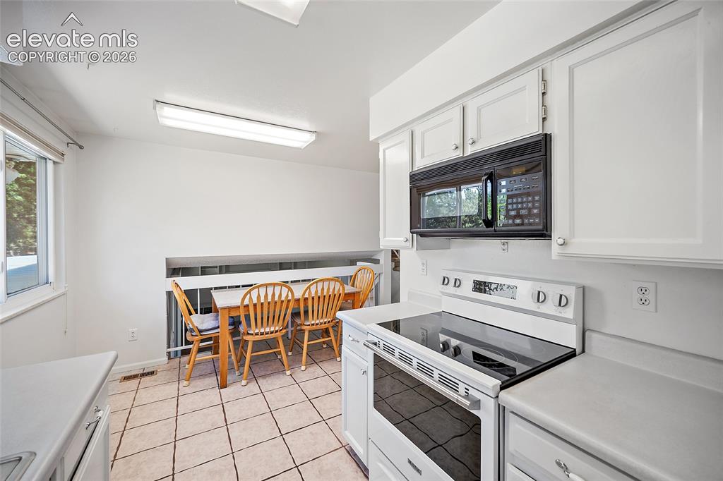 Image 15 of 48: Kitchen