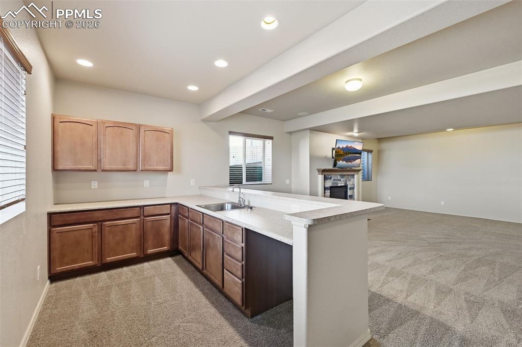 Image 29 of 42: Equipped with sink and cabinets