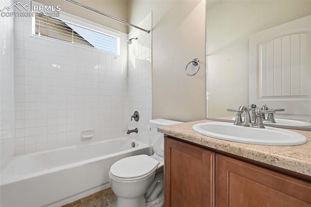 Image 30 of 42: Bathroom