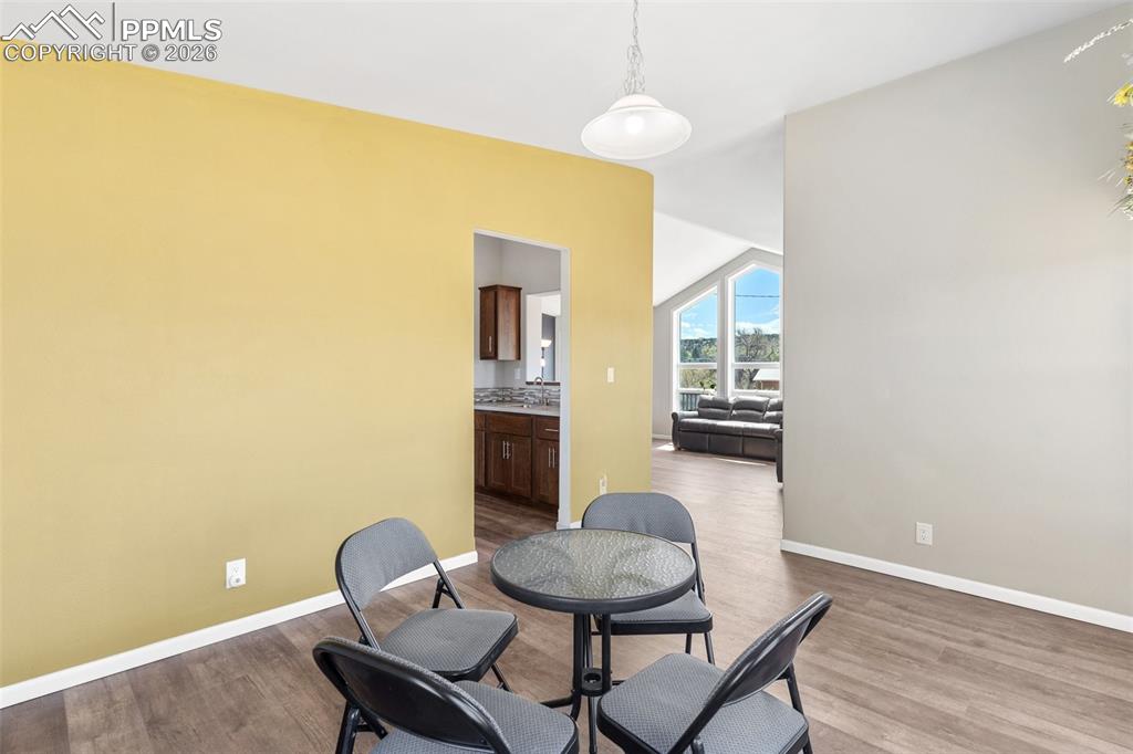 Image 30 of 50: Dining Area