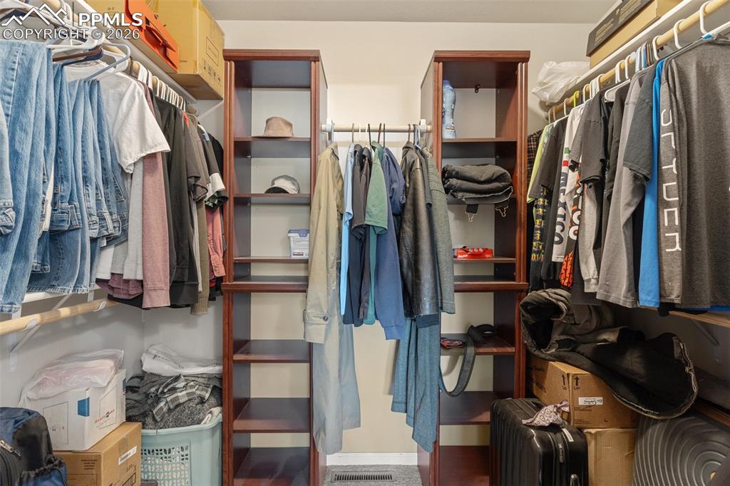 Image 35 of 50: Closet