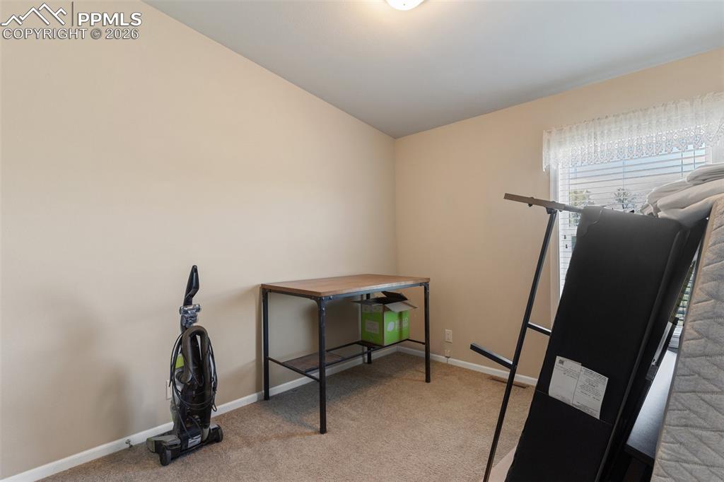 Image 39 of 50: Office