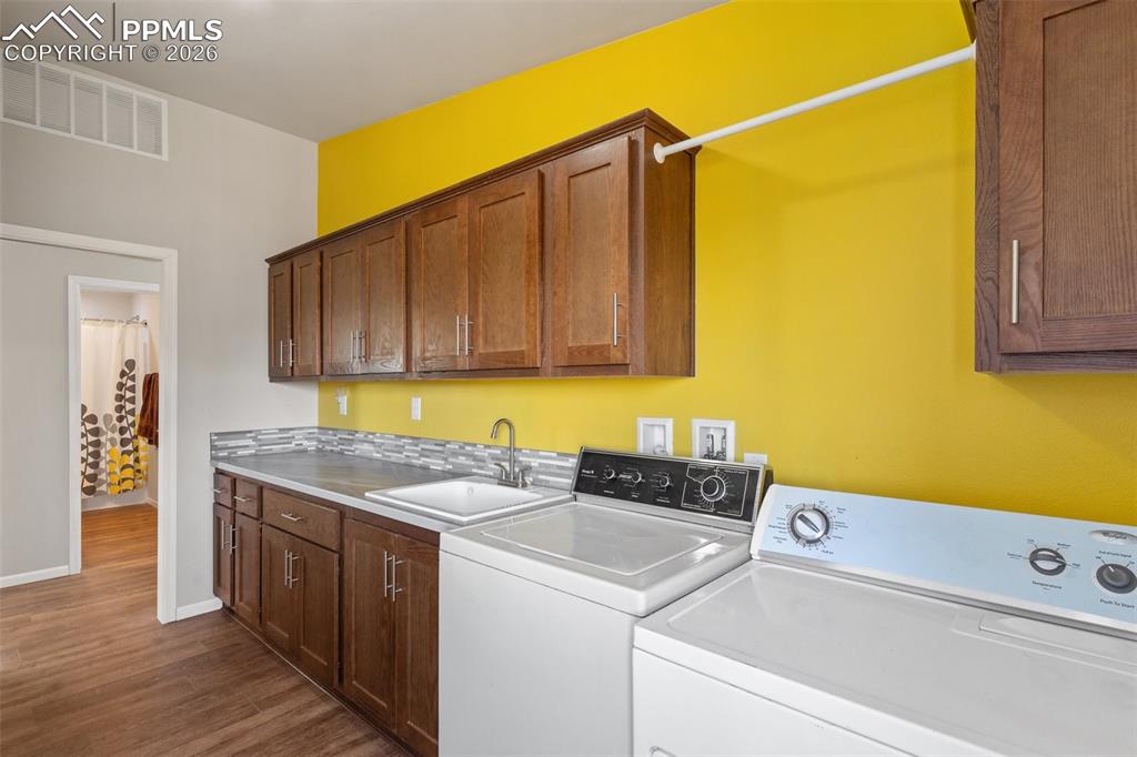 Image 41 of 50: Laundry