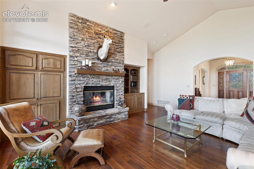 Image 10 of 48: Great Room