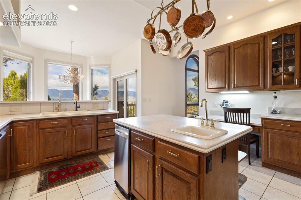 Image 15 of 48: Kitchen