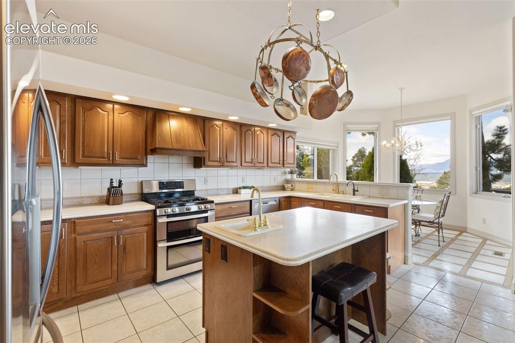 Image 17 of 48: Kitchen